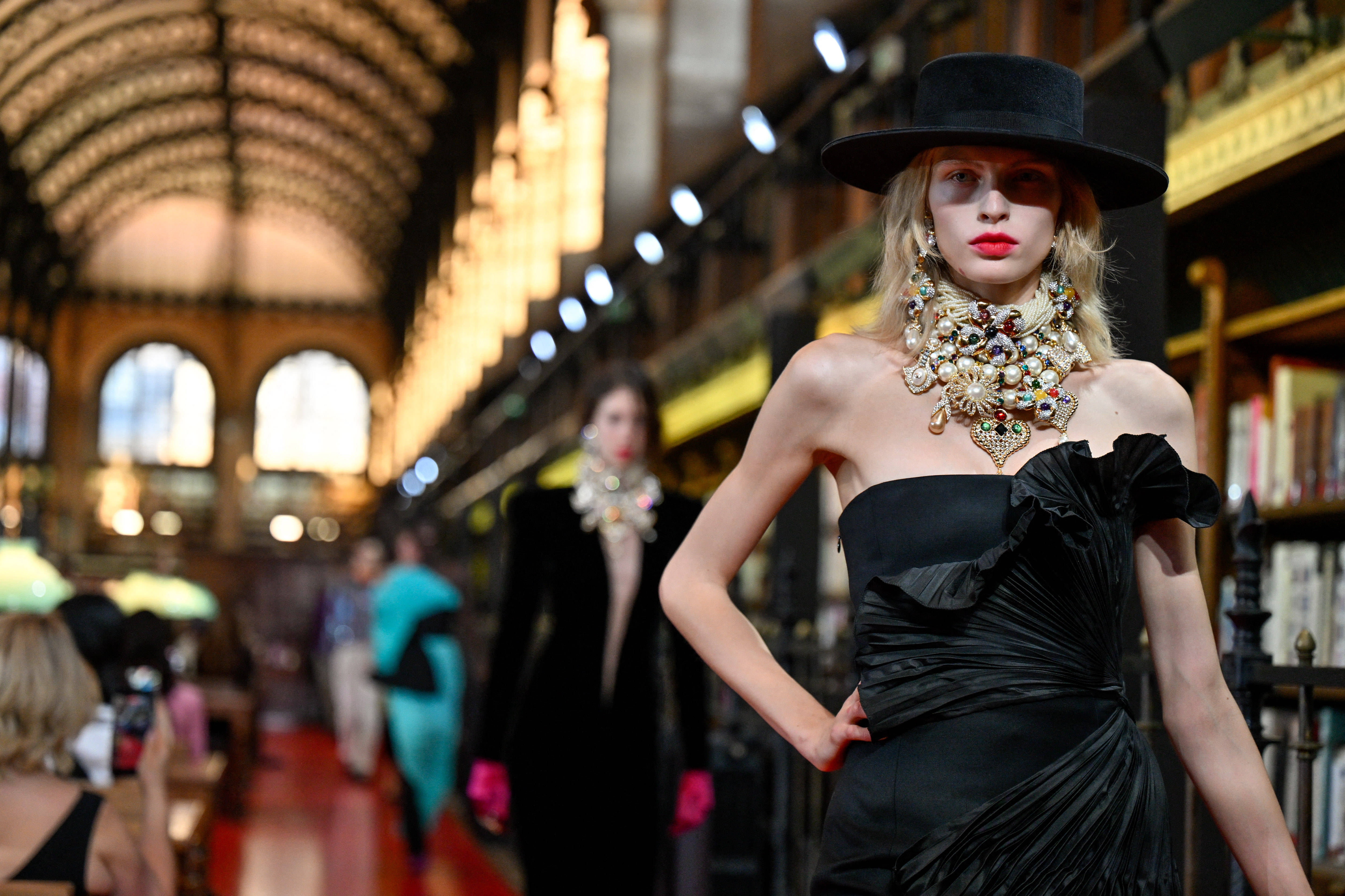 Paris Fashion Week 2026: Valentino zeigt eine Hommage an moderne Eleganz